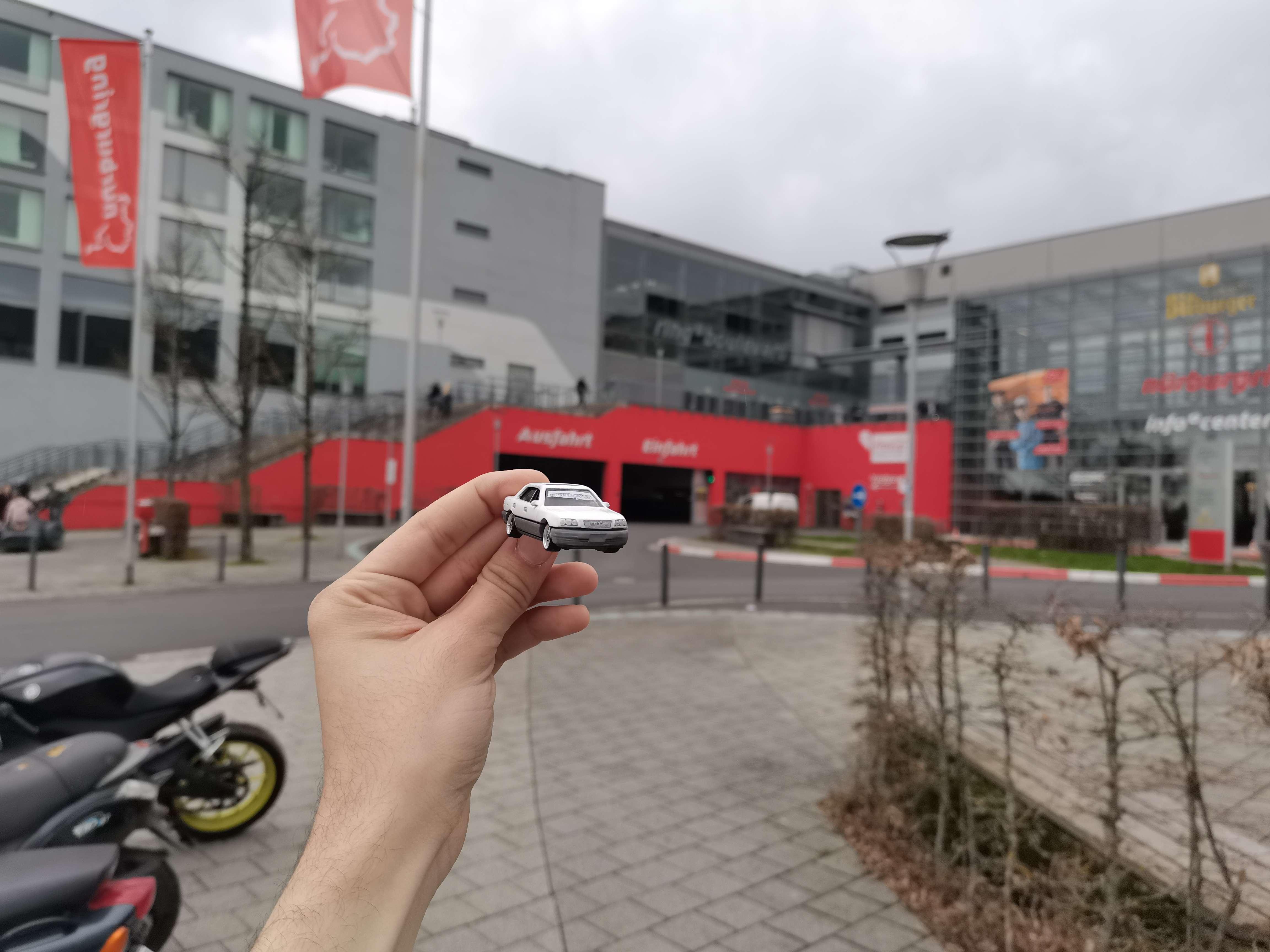 Image: Finished Toyota Crown held infront of the Nürburgring